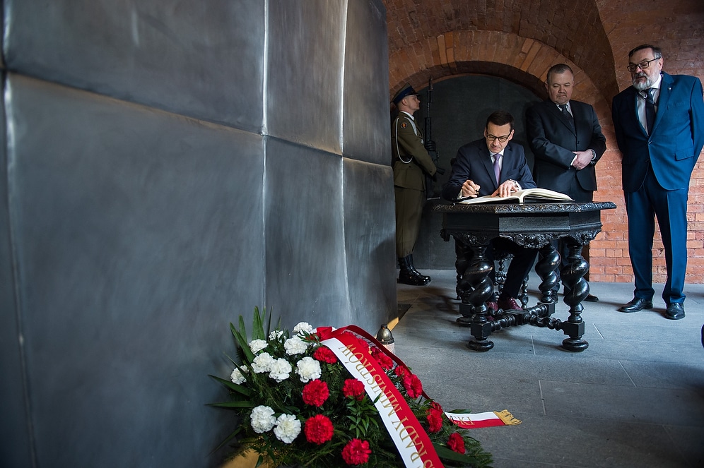 Warszawa | Premier Mateusz Morawiecki oddał hołd ofiarom zbrodni katyńskiej w Muzeum Katyńskim.