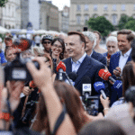 Łukasz Gibała chce przejąć Kraków i prowadzi w sondażu