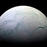 Astronomowie wskazali minerał, który może pomóc w analizie oceanu Enceladusa