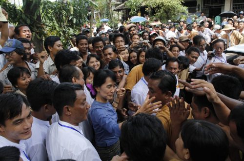 Aung_San_Suu_Kyi_greeting_supporters_from_Bago_State
