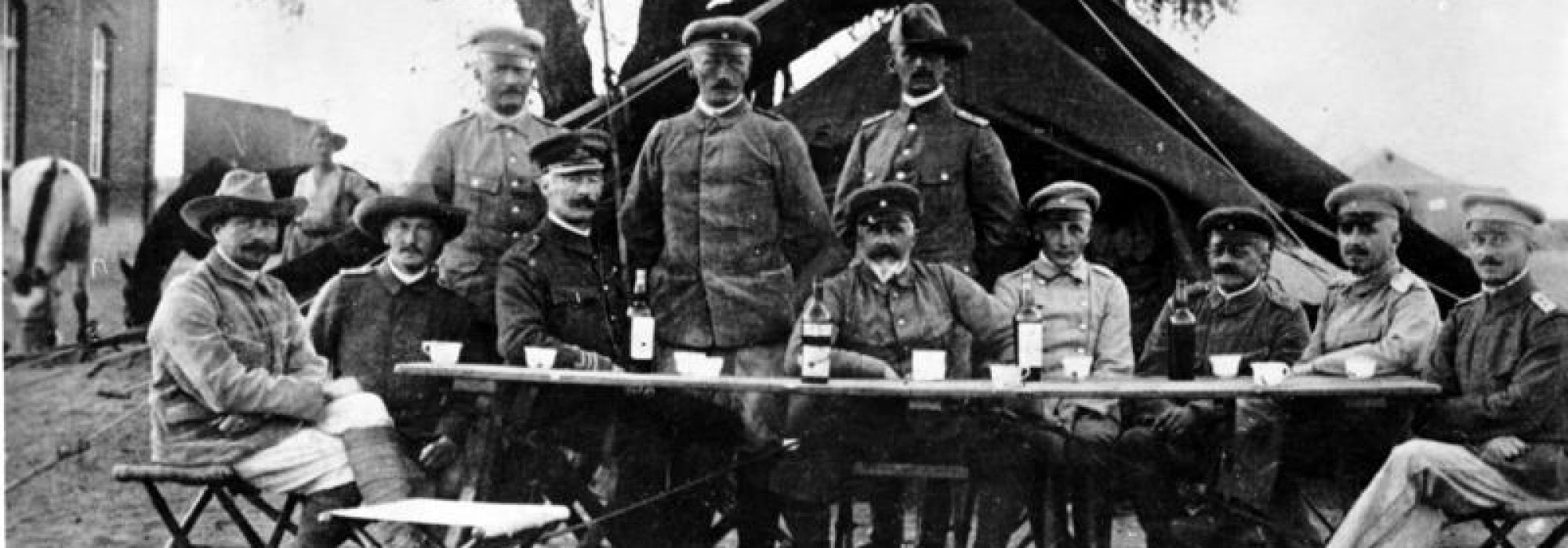 Zentralbild
Generalleutnant Lothar von Trotha, der Oberfehlshaber der Schutztruppe in Deutsch-Südwestafrika, mit seinem Stabe in Keetmanshoop während des Herero-Aufstandes 1904.
8932-05