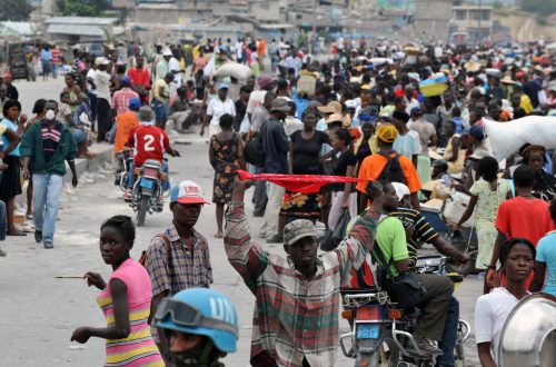 Porto Príncipe (Haiti) - Nas ruas do bairro de Bel Air, pessoas caminham pelos escombros. Algumas construções pegam fogo, pessoas resgatam objetos em edificios totalmente destruídos depois do terremoto