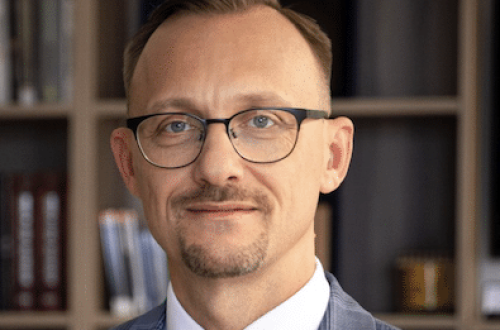 Rafał LEŚKIEWICZ to historyk, rzecznik prasowy Instytutu Pamięci Narodowej, dyrektor Biura Rzecznika Prasowego IPN, menadżer, naukowiec, publicysta. Na początku czerwca 2025 r. prezydent-elekt Karol NAWROCKI zapowiedział, że to właśnie Rafał LEŚKIEWICZ obejmie funkcje rzecznika prasowego prezydenta RP.