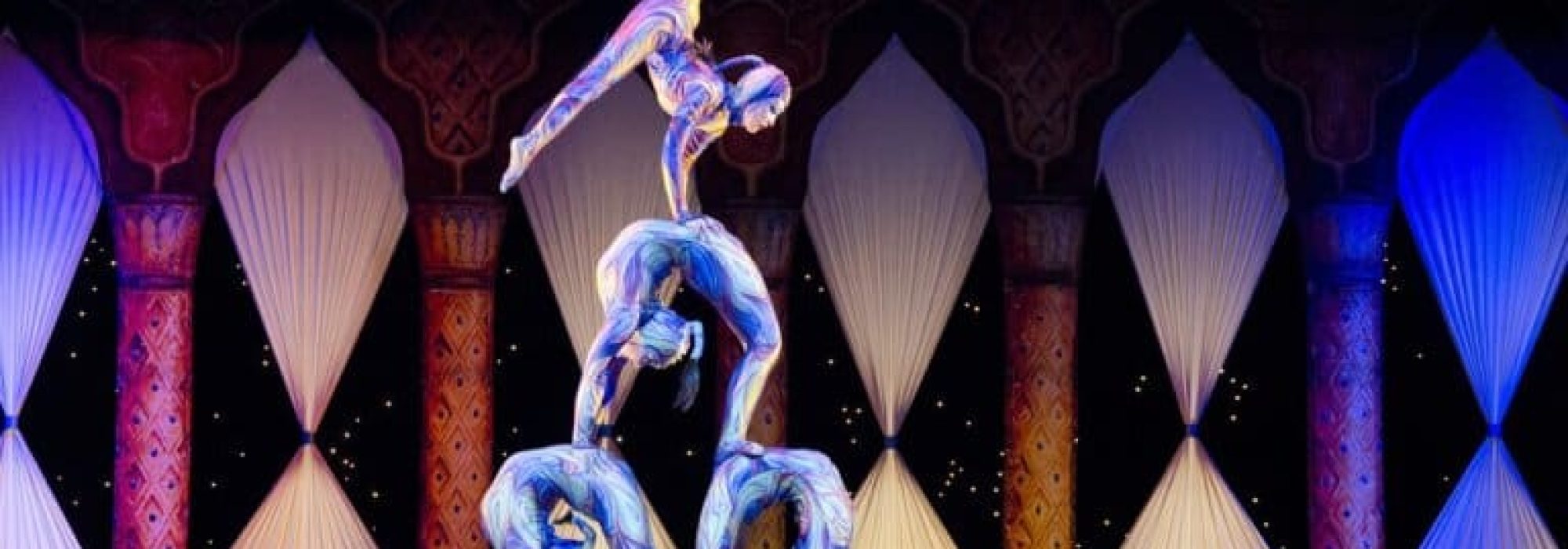 acrobats-412011_1280-768x509