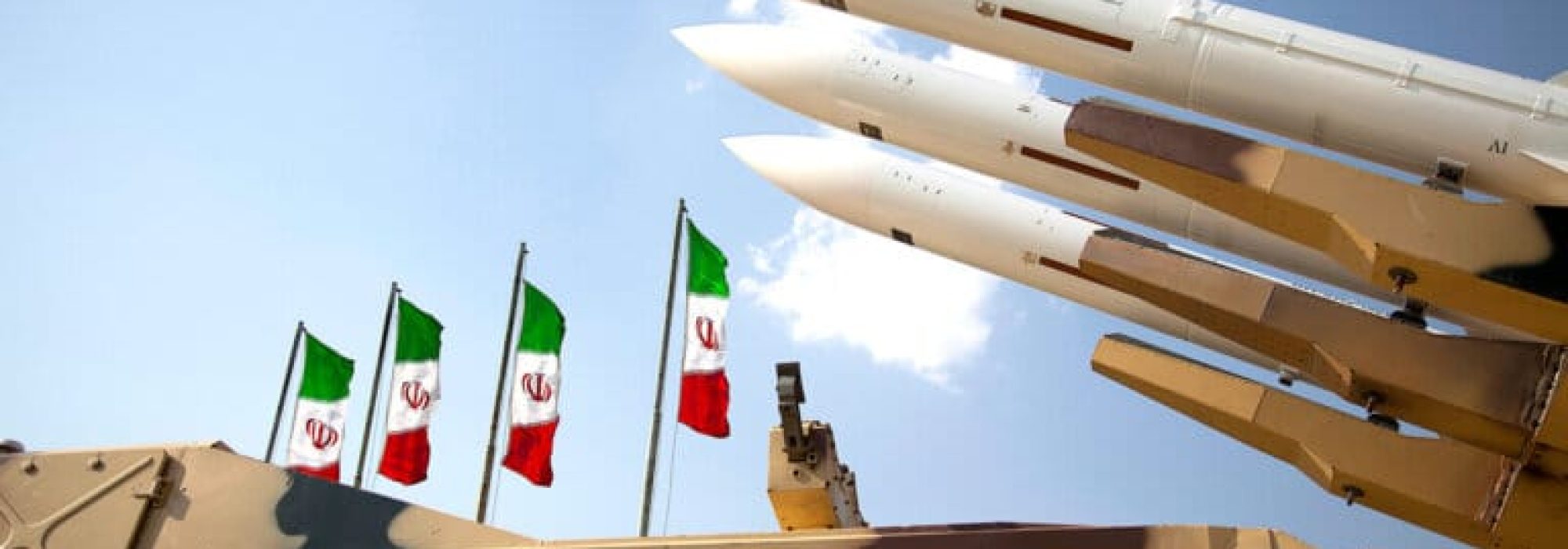 Według portalu Pekin miał już przekazać Teheranowi amunicję krążącą oraz nowoczesne systemy obrony powietrznej HQ-16 i HQ-17AE, zdolne do zwalczania samolotów, pocisków manewrujących, a nawet części pocisków balistycznych. Atak USA i Izraela najprawdopodobniej przerwał trwające negocjacje dotyczące dostaw przeciwokrętowych pocisków manewrujących CM-302 oraz hipersonicznych pocisków szybujących DF-17, które dzięki zdolności zmiany trajektorii lotu mogą omijać systemy obrony przeciwnika.